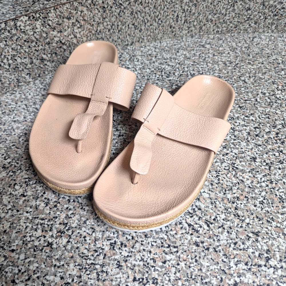 Vince pebbled leather thong sandals sz 10